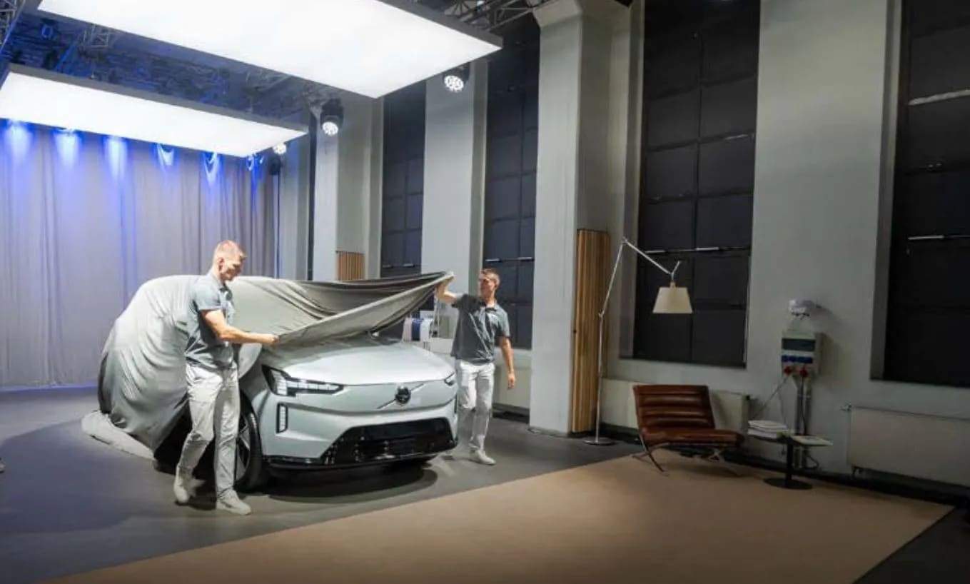 Fahrzeug-Enthüllung bei einem Brand Event im Bauwerk