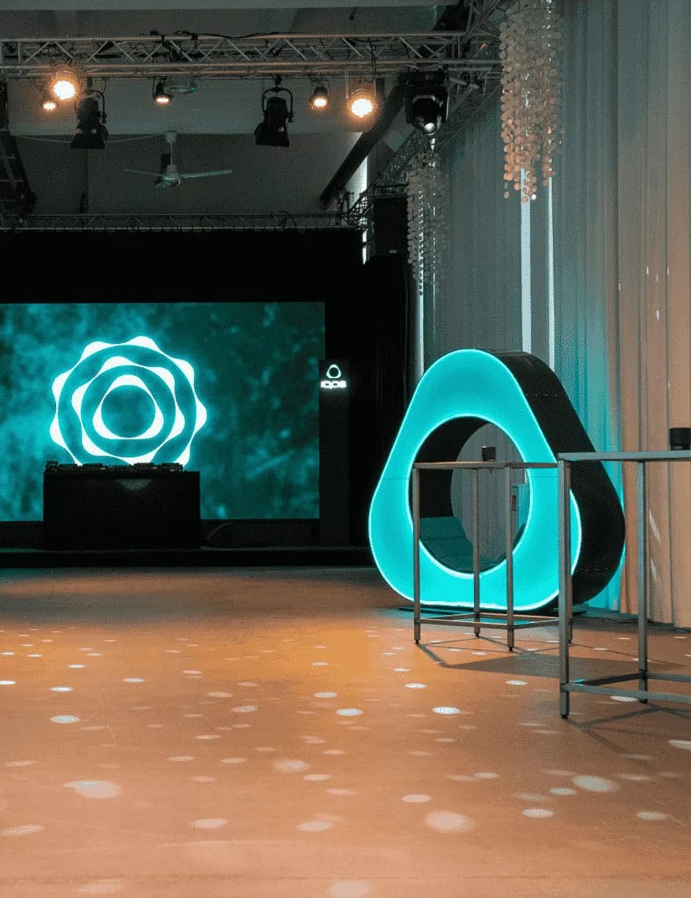 IQOS Bühnenelement im Bauwerk