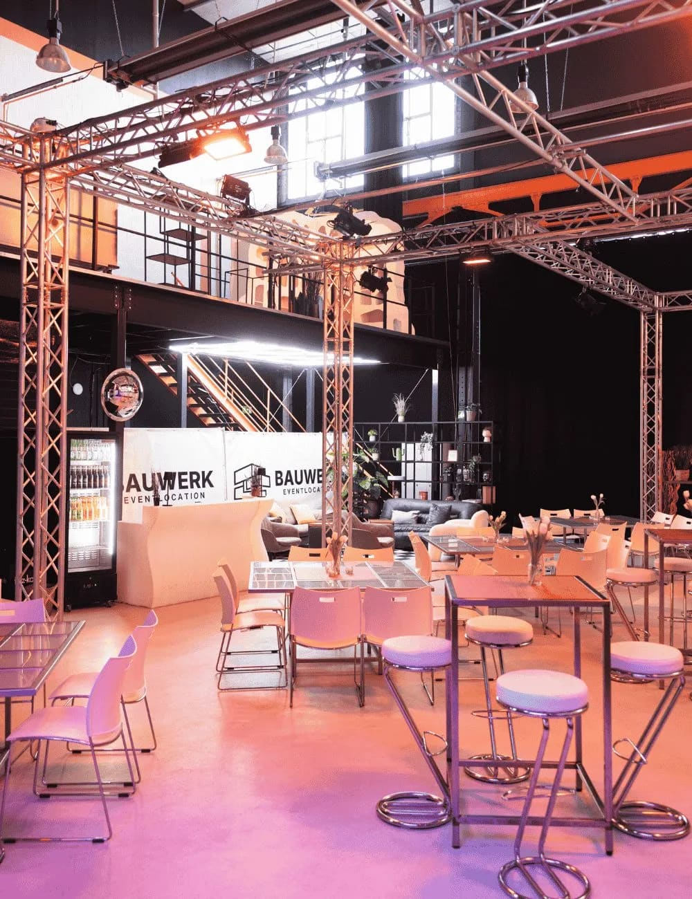 Lounge- und Barbereich im Bauwerk