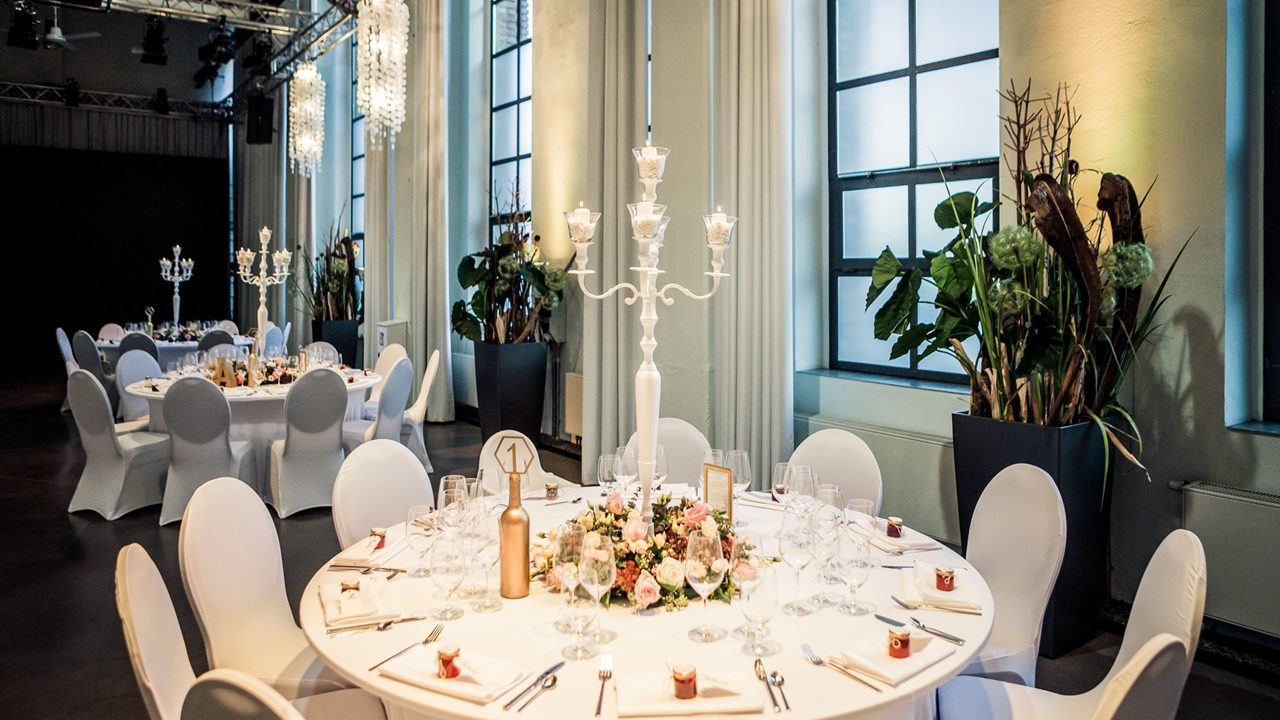 Runde Hochzeitstafel mit Kerzenleuchtern am Fenster