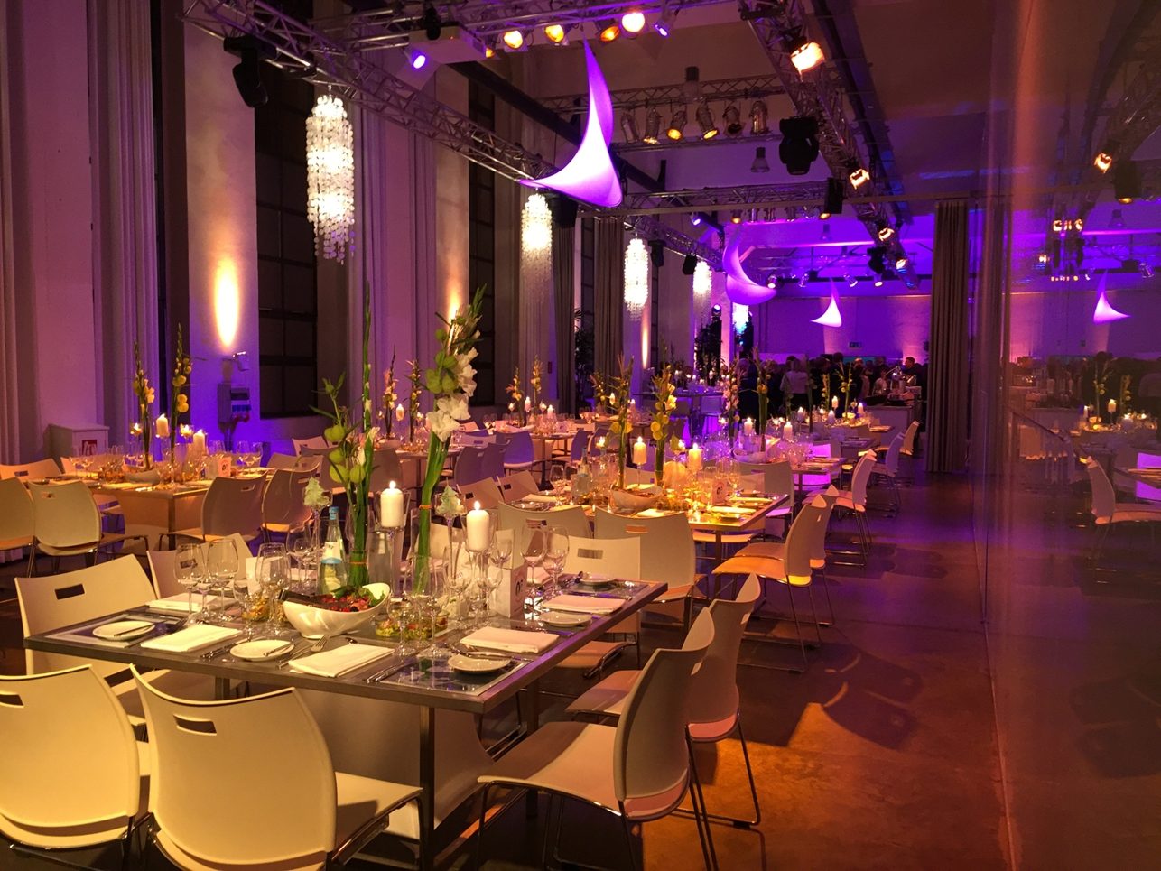 Lange Hochzeitstafel im violetten Abendlicht