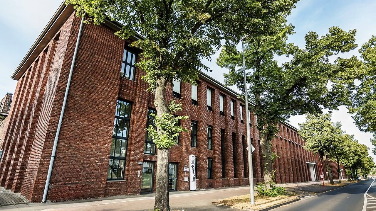 Das Bauwerk von außen, Backsteinfassade mit Bäumen